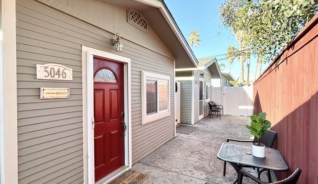 1 block from ocean - stylish & cozy beach cottage in funky Ocean Beach!