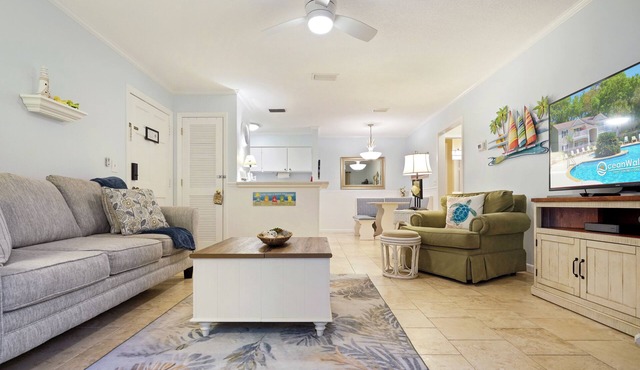 1BR Ground Floor Condo with Screened-in Porch! Steps away from Pool!