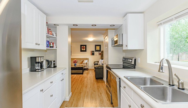 2 Bath 5 Beds 4TVs Full YardnLaundry Brkfast Patio PrivacynWorkStn Kids Friendly