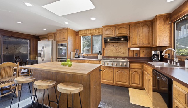 221W: Family Friendly Avalon Home, Golf Cart, Large Deck + Outdoor Dining