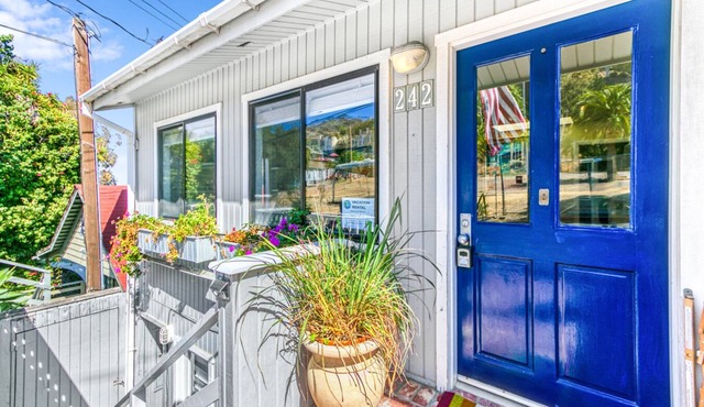 242MAR-Golf cart, BBQ, WIFI, patio, sleeps 8.