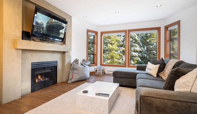 2BR | Greyhawk | King Bed | Hot Tub & Sauna | Secure Parking | BBQ