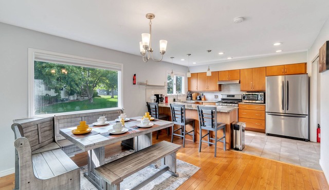 3-bedroom townhome in delightful Lakewood with WiFi, AC. Enjoy your stay