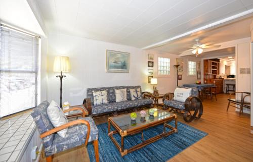 317CA 317 Catalina Ave.