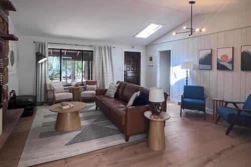 3BR Home | Hot Tub | Game room | Gas Grill | Deck