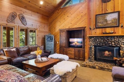 4 Bedroom Tahoe Vista Cabin Sleeps 10, Near Skiing and Lake