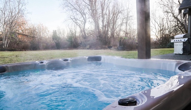 5 Bedroom Seabrook Farmhouse, Hot Tub and Swimming Pool 3 min-Butchart Gardens