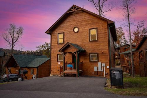 5 Br Sleeps 16 Hot Tub Game Room Movie Room