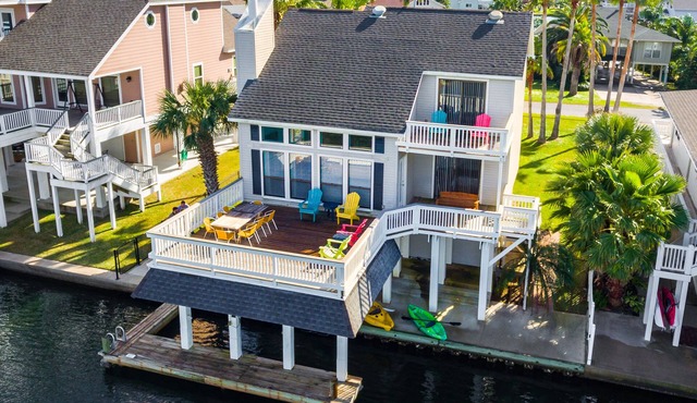 5★ Waterfront home! Bikes, kayaks, fishing, fire pit, pickleball! Pets welcome!