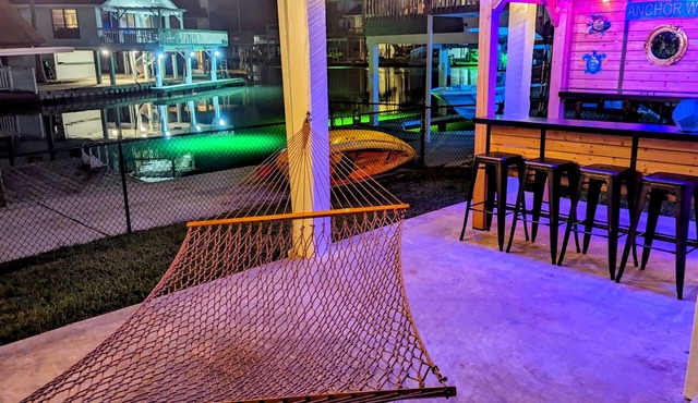 5★ Waterfront home! Free bikes & kayaks! Pickleball! Fire pit! Great fishing!