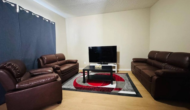 5min from Downtown/2 bedroom mainfloor