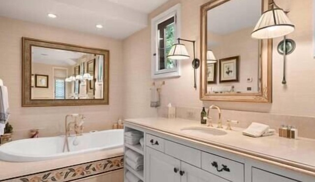 6/6 Newly Remodeled Home, Patio, Hot Tub, In Town