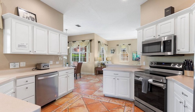 6 Bed, 2 Suites, Pool, Spa, Games Room #800 6 Bedroom Villa