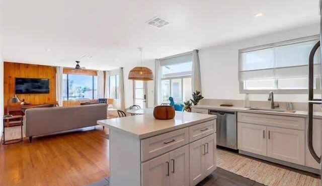 6 Bedroom Beach Getaway Walk to Law Street Beach