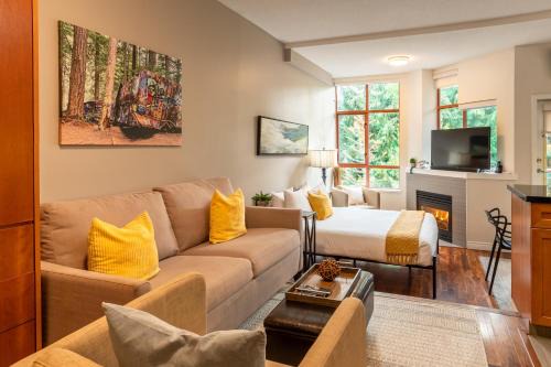 Alpenglow Lodge Large Studio by MVA