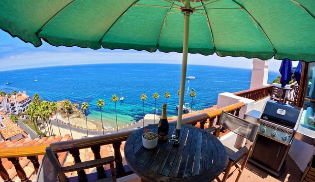 Amazing Luxury ocean front Hamilton Cove Villa w/electric cart