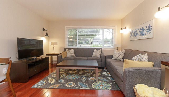 An oasis for families & Dog - Affordable Immaculate luxury - Fenced Yard!