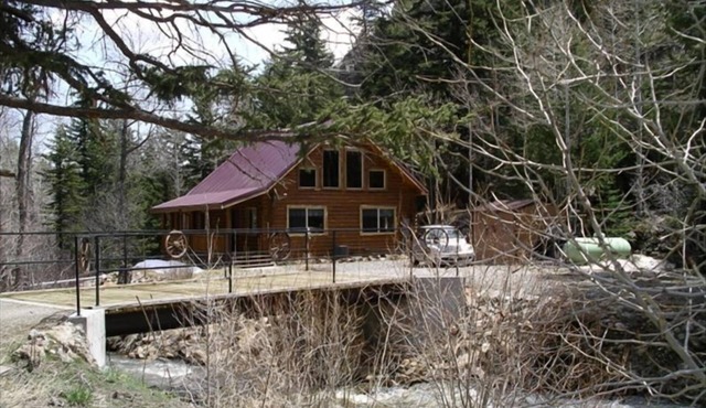 Arapaho Cliffs Log Cabin on Chicago Creek