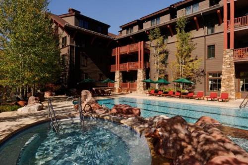 Aspen Ritz-Carlton 3 Bedroom Ski In, Ski Out Residence With Access To Slopeside Heated Pools And Hot Tubs