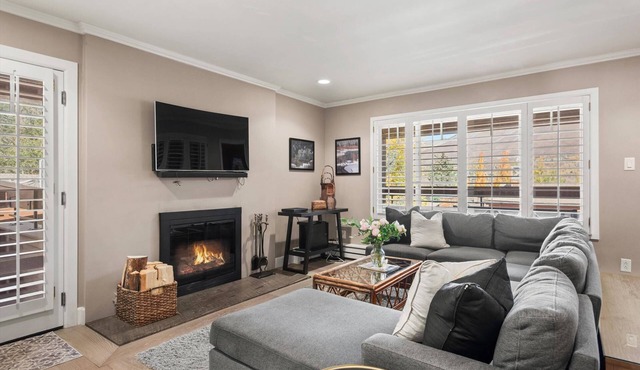 Aspen Winter Stay! 1.5 Blocks to Town | Gas FP, Balcony, Pool & Hot Tub | 3 Baths + Den w/Sofa Bed