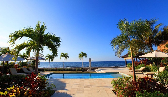 Authentic Beachvilla with cook, private pool, staff and lush tropical garden