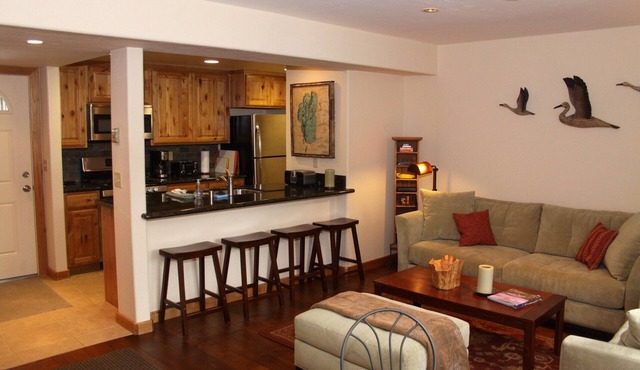 Beautiful Lake Forest Condo, 2Bd/2Ba, Pool, Hot Tub, Close To Lake And Town.