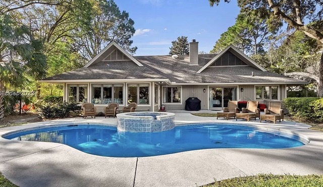 Beautifully Renovated, One Story, Private Pool w/Spa. 15 min. easy walk to Beach