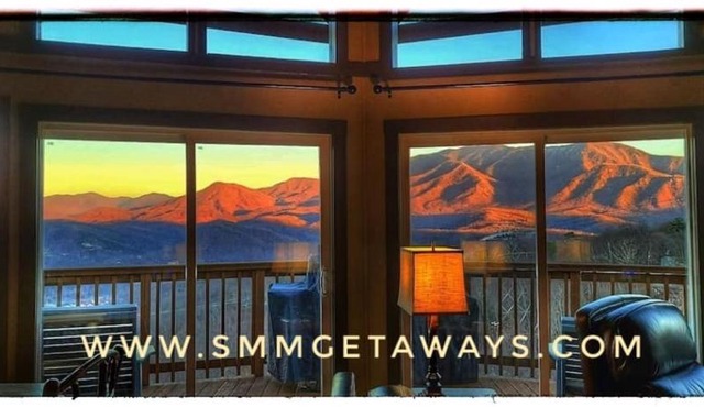 BEST VIEWS OF DOWNTOWN LIGHTS ANAKEESTA MT LECONTE TRAM SKY BRIDGE SKI HOT TUB