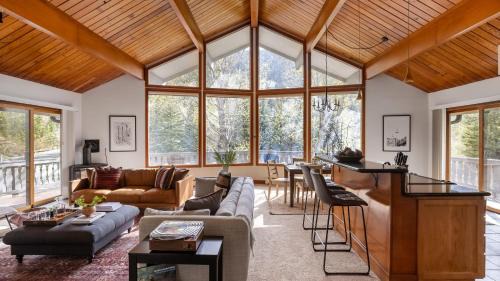 Bighorn by AvantStay Spacious Ski Cabin w Sprawling Porch Views Hot Tub