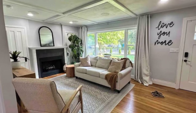 Bluebird Abode Stand Alone House 3 Bed 2 Full Bath with a Gym & Pet Friendly