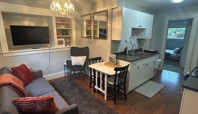 Bright Garden Suite in Colwood