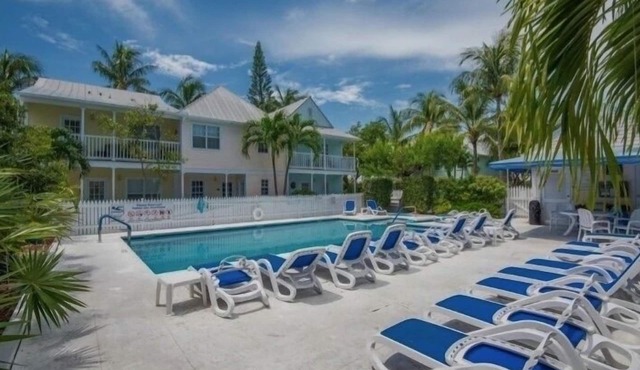Bright & Modern Condo—7 MinWalk to the Beach! Pool, Bikes & 2 Furnished Porches!