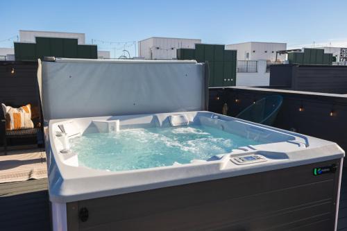 Broadway Breakaway I Rooftop HotTub