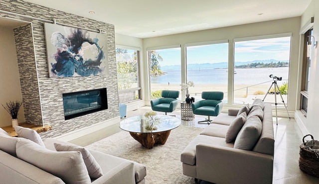 Caddy Bay Beach House: Oceanfront, Hot tub & Swim spa, south facing, modern home