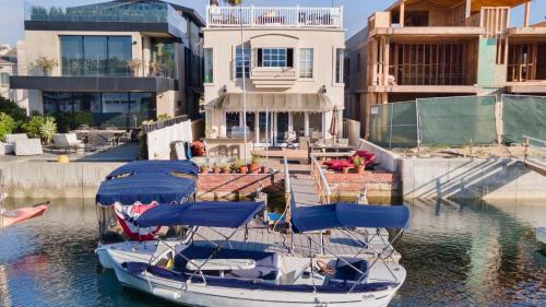 Canalfront Charmer by AvantStay Waterfront w Shared Dock Hot Tub