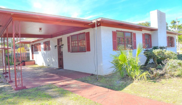 Captivating Cabin Close to Downtown! Just minutes to downtown and the beach!