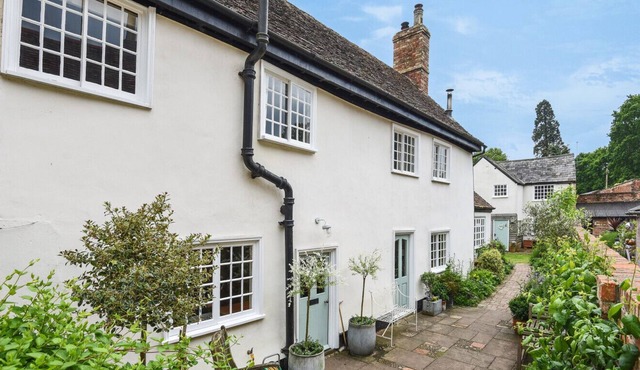 Carters Yard C13th Cottage in the centre of the historic village of Kimbolton