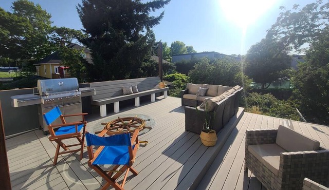 Central Park Prestige - A Brand New Boutique Hotel Style Room Close to Downtown