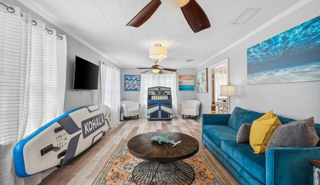 Charming 2-bedroom House in Panama City Beach, Walk to Beach!