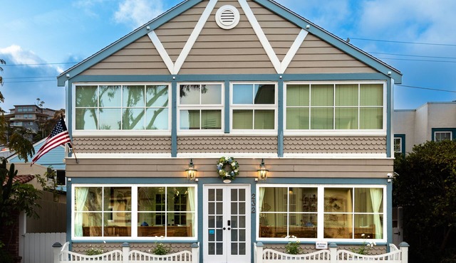 Charming, large historic home, newly renovated, sleeps 12 - steps to the beach!