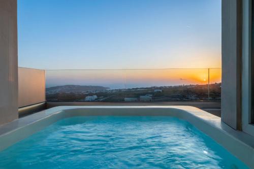 Cinnamon Villa with Private Hot Tub