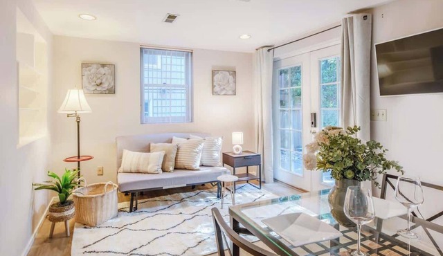 Comfy 1b1b Lower Unit | Prime UW Location