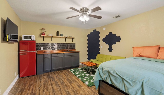 Convenience in Central Pensacola, Pet Friendly!