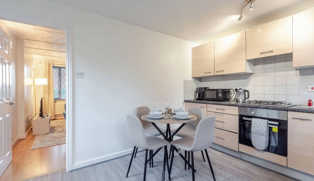 Cosy 2-bedroom house with Parking