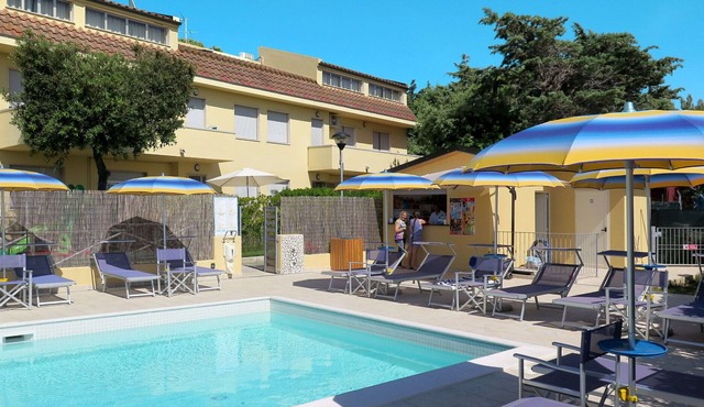 Cosy apartment for 8 people with WIFI, pool, A/C, TV, patio, pets allowed and parking