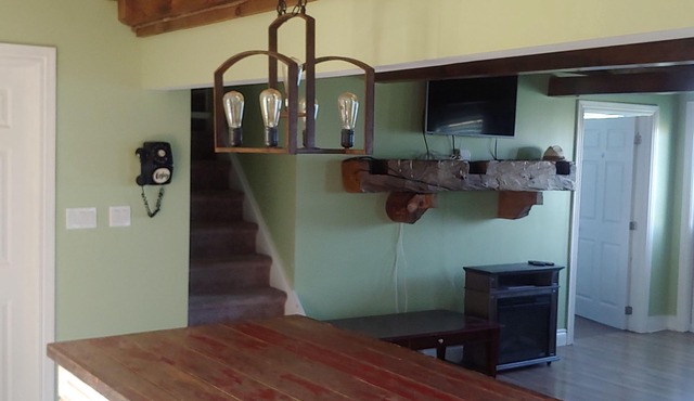 Country cottage in a private setting ,less than 5 min drive to the beach