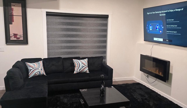 Cozy 2-Bedroom Suite: 5 Minutes Walk To Chestermere Lake