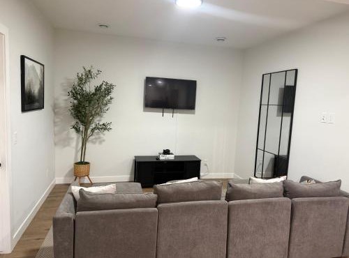 Cozy Apartment in South West Calgary