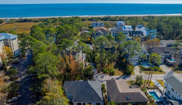 Cozy beach home just a short walk to Burkes Beach.