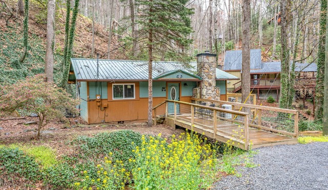 Cozy Cabin, Sits on Amazing Creek, Fire Pit, Close to Downtown Gatlinburg & Ober